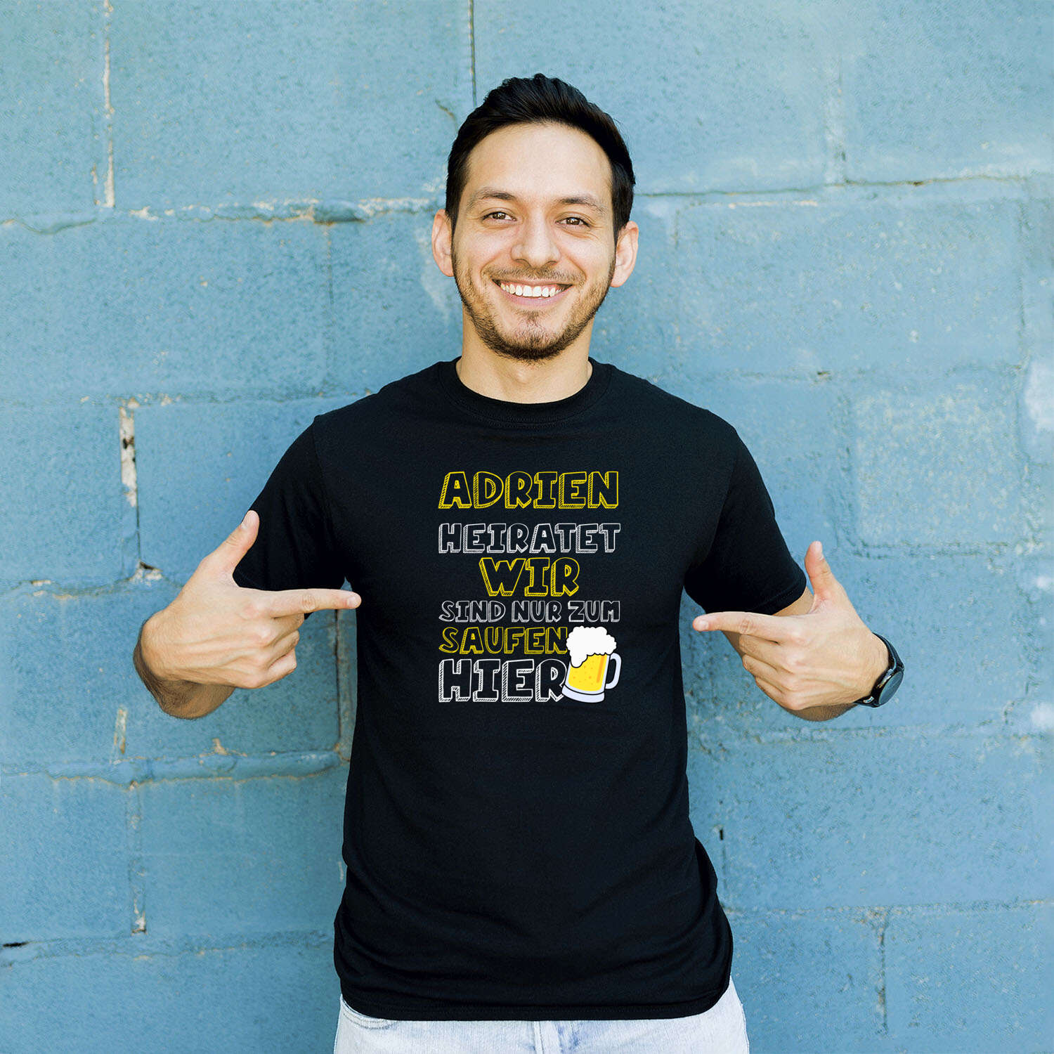JGA T-Shirt »Wir sind nur zum Saufen hier« für den Namen »Adrien«